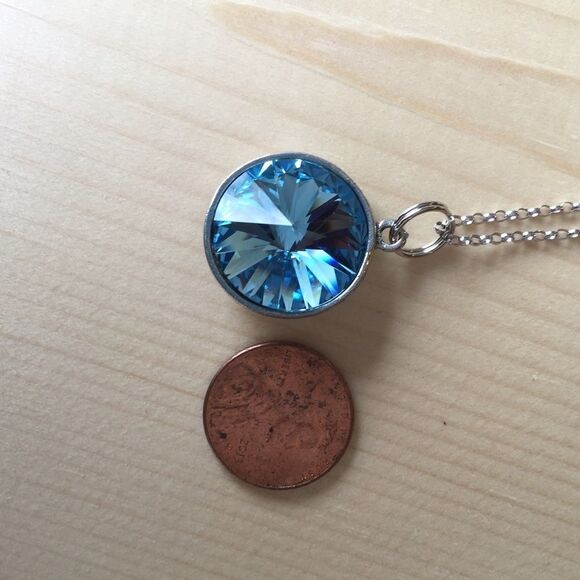 Handcrafted necklace with aquamarine Swarovski crystal and chain - Picture 3 of 5